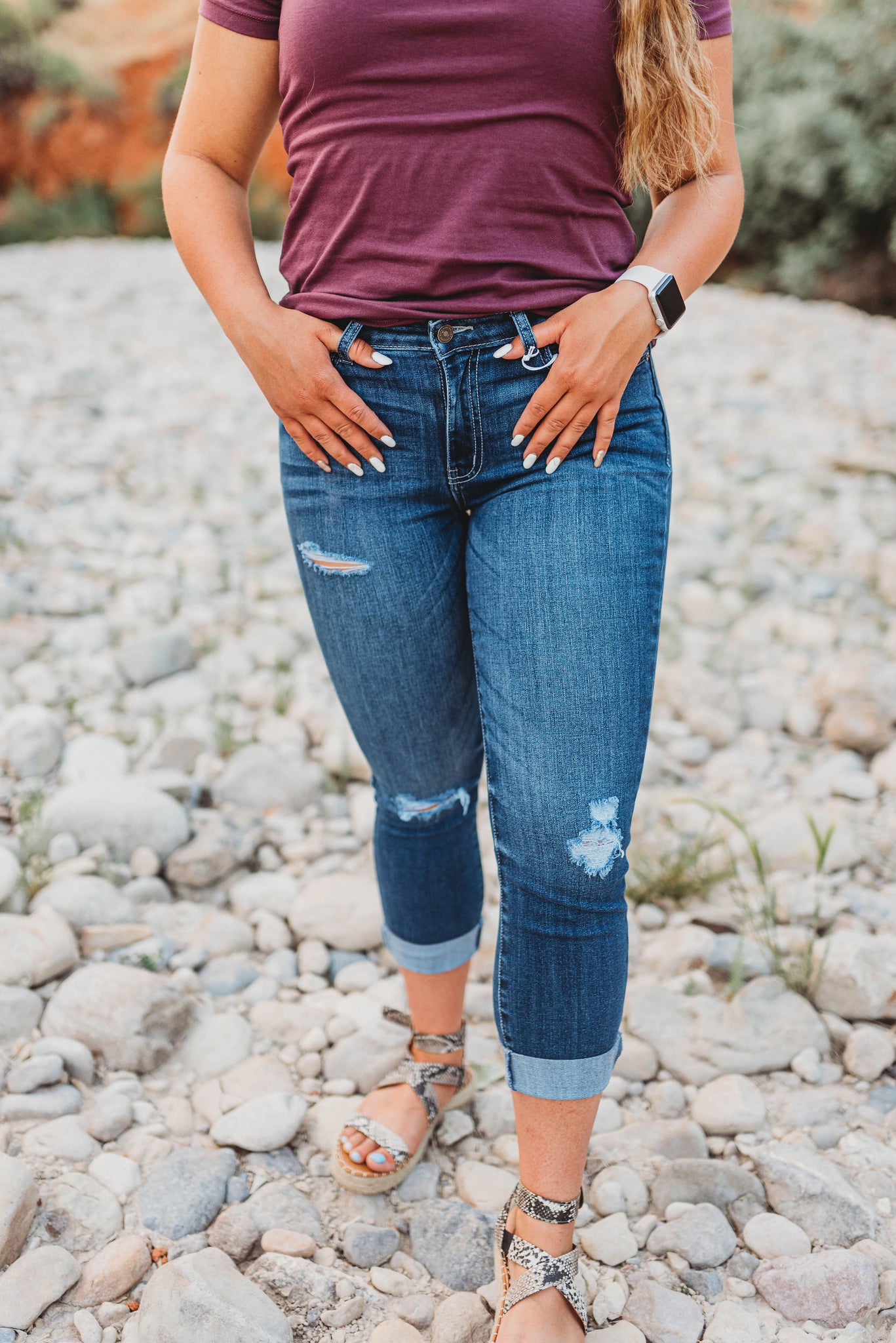 Dark wash distressed kancan capris